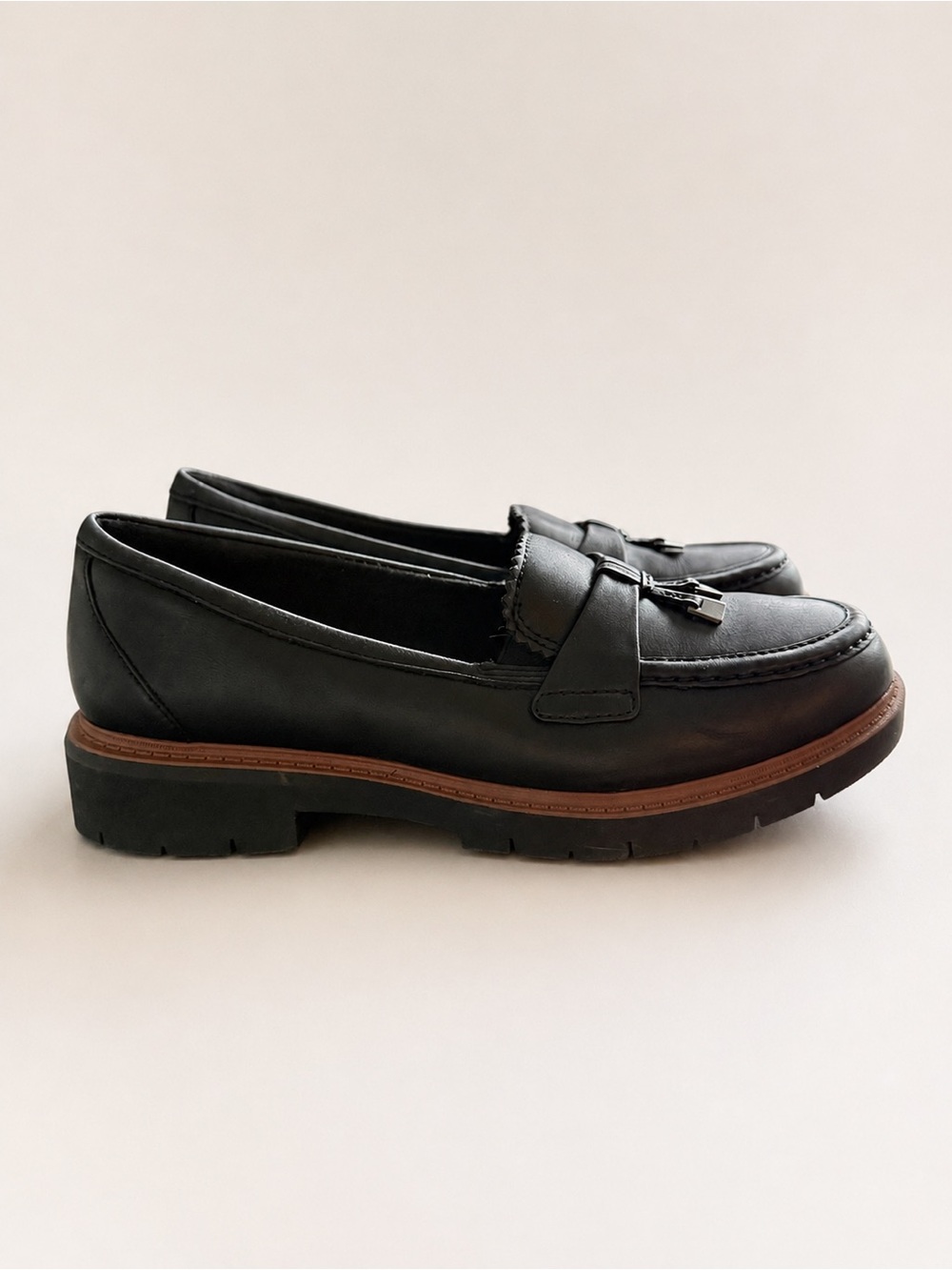 Clarks Collection Black Leather Tassel Loafers Women’s Size 8 - Picture 2 of 5